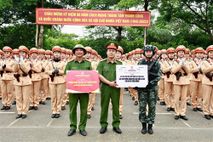 Động viên, tặng quà cán bộ, nữ học viên tham gia diễu binh, diễu hành tại Lễ kỷ niệm 80 năm Cách mạng tháng Tám thành công