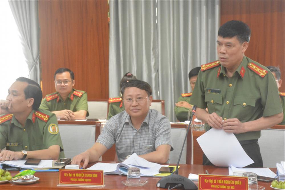 Đại diện lãnh đạo Cục Pháp chế và Cải cách hành chính, tư pháp Bộ Công an, giải thích, làm rõ thêm những nội dung mới sau khi tiếp thu, điều chỉnh dự thảo luật...