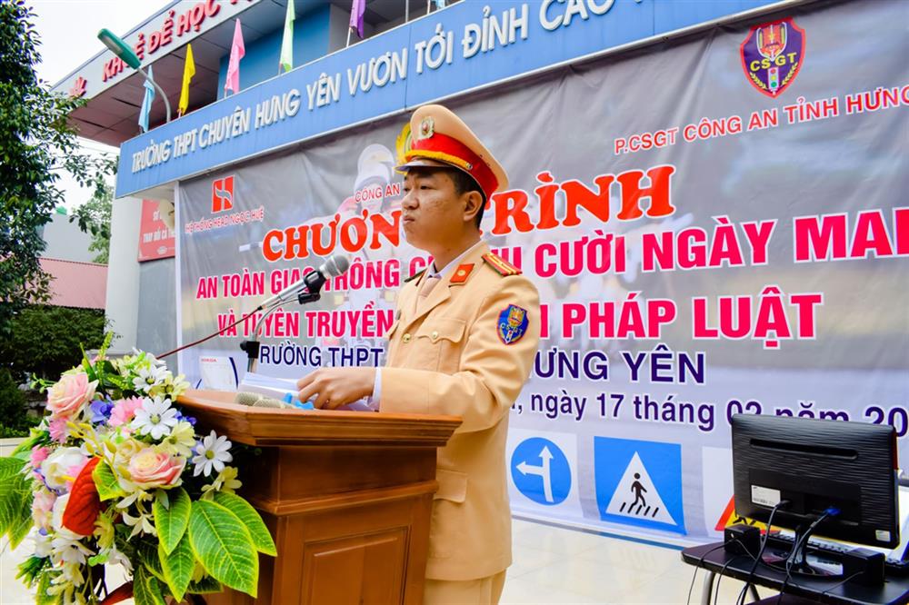 Cán bộ phòng Cảnh sát giao thông tuyên truyền Luật giao thông đường bộ cho giáo viên, học sinh nhà trường