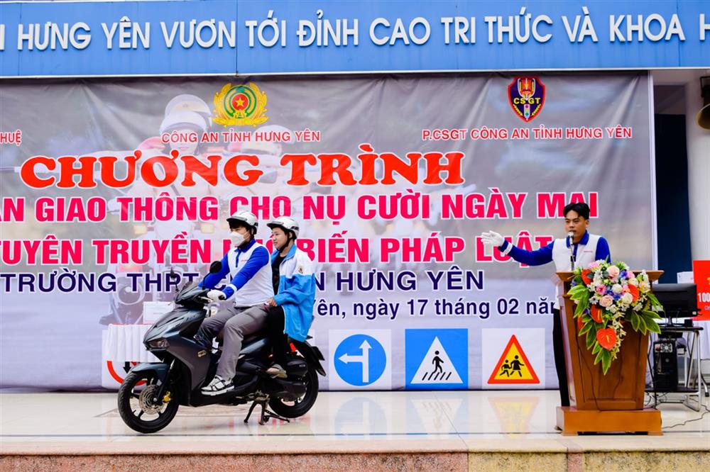 Đại diện hệ thống Head Ngọc Huệ hướng dẫn cho các em học sinh kỹ năng đội mũ bảo hiểm, lái xe an toàn