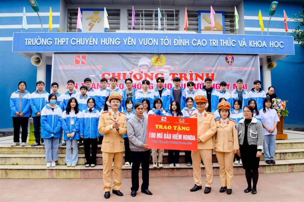 Phòng Cảnh sát giao thông Công an tỉnh và hệ thống Head Ngọc Huệ trao tặng 100 mũ bảo hiểm Honda cho nhà trường.