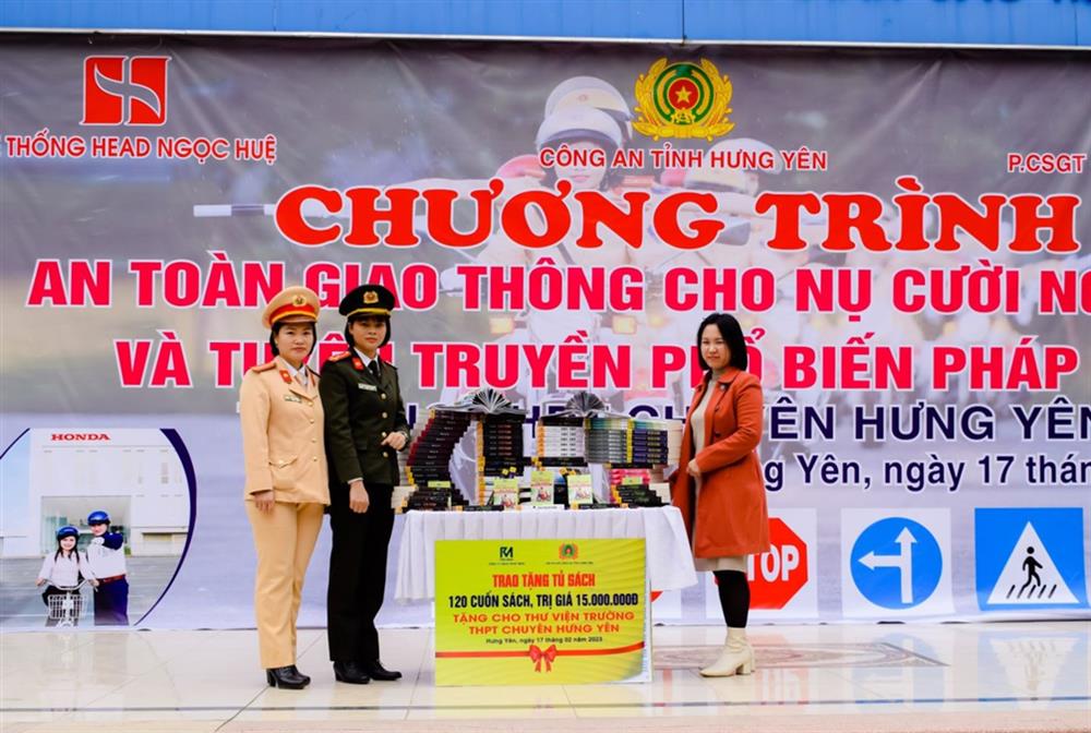 Hội phụ nữ Công an tỉnh trao tặng 120 cuốn sách cho trường Trung học phổ thông chuyên Hưng Yên.