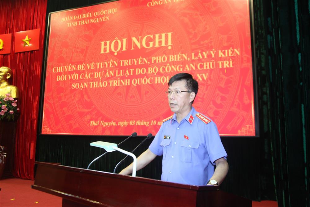 Đồng chí Lý Văn Huấn, Phó Viện trưởng Viện Kiểm sát nhân dân tỉnh, ĐBQH tỉnh Thái Nguyên phát biểu.