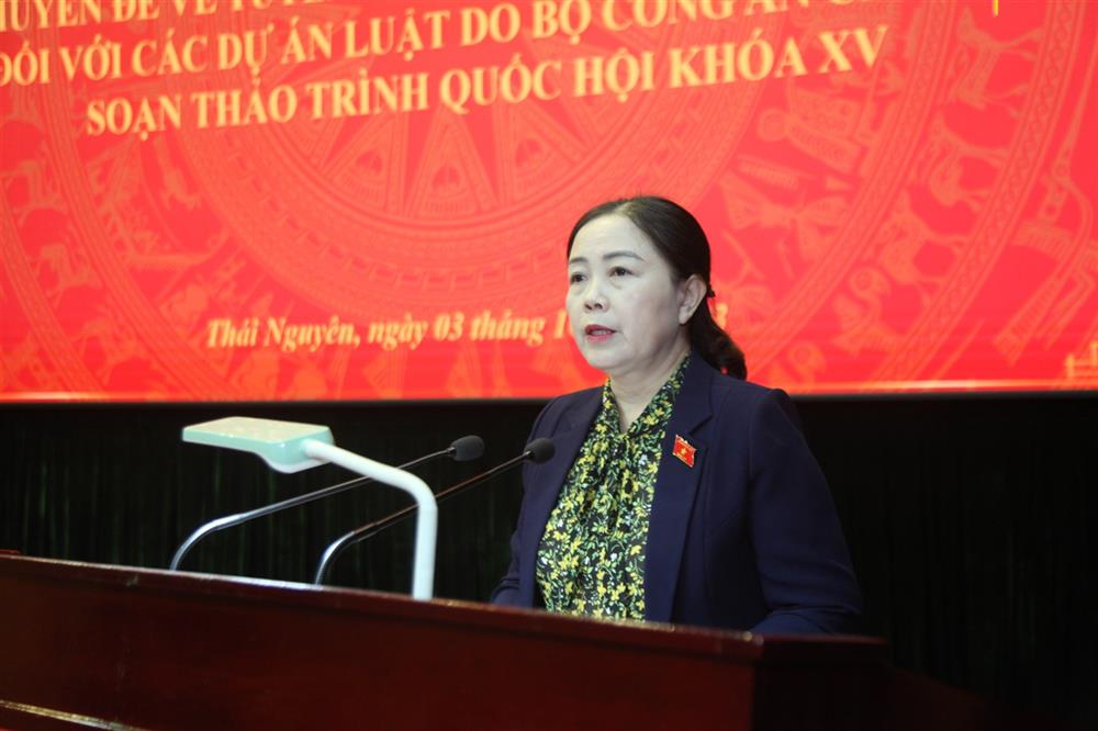 Đồng chí Đoàn Thị Hảo, Ủy viên Ban Thường vụ Tỉnh uỷ, Phó Trưởng Đoàn ĐBQH tỉnh Thái Nguyên phát biểu tại Hội nghị.
