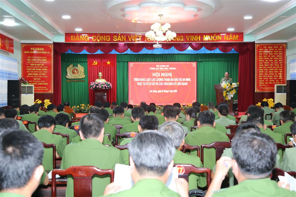 Báo cáo viên triển khai các nội dung cơ bản của Luật Lực lượng tham gia bảo vệ an ninh, trật tự ở cơ sở và các văn bản có liên quan.