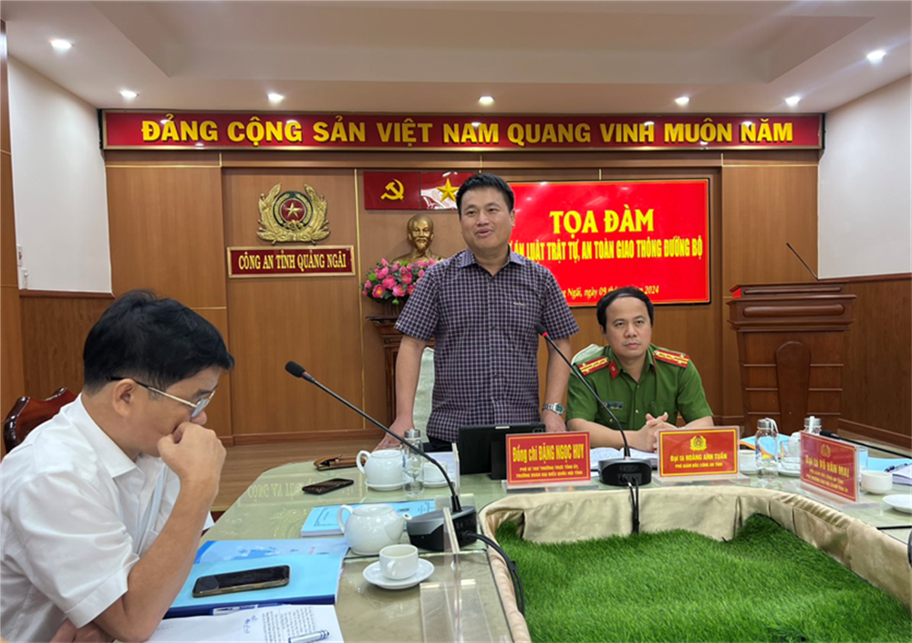 Đồng chí Đặng Ngọc Huy, Phó Bí thư Thường trực Tỉnh ủy, Trưởng Đoàn Đại biểu Quốc hội tỉnh phát biểu tại Tọa đàm.
