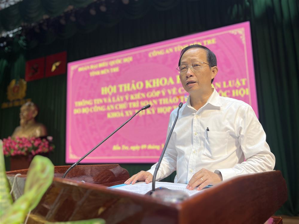 Đồng chí Nguyễn Trúc Sơn, Ủy viên Ban Thường vụ Tỉnh ủy, Trưởng Đoàn Đại biểu Quốc hội đơn vị tỉnh Bến Tre, Phó Chủ tịch Thường trực UBND tỉnh phát biểu tại Hội thảo.