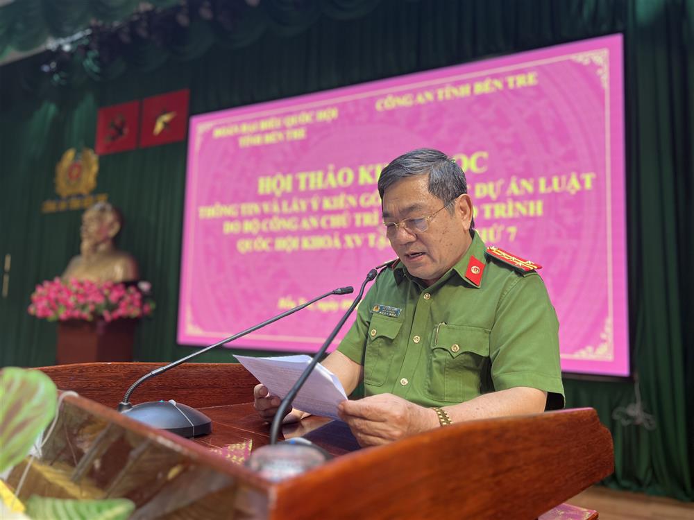 Đại tá Lê Văn Hoà, Phó Giám đốc Công an tỉnh phát biểu tại Hội thảo.