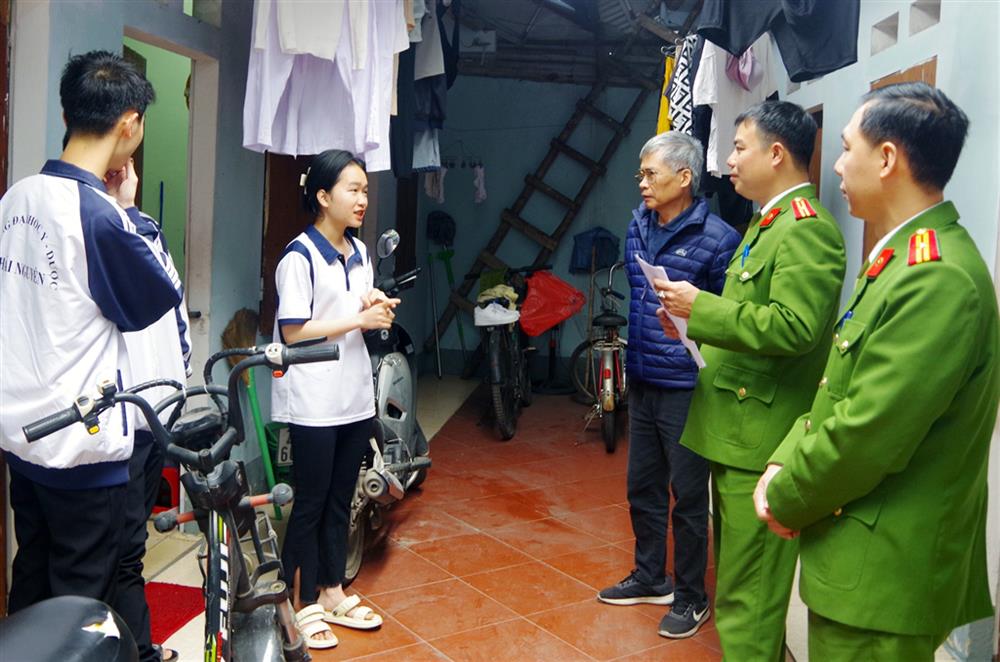 Lực lượng Công an thường xuyên tổ chức kiểm tra lưu trú đối với nhà trọ và các cơ sở lưu trú trên địa bàn.