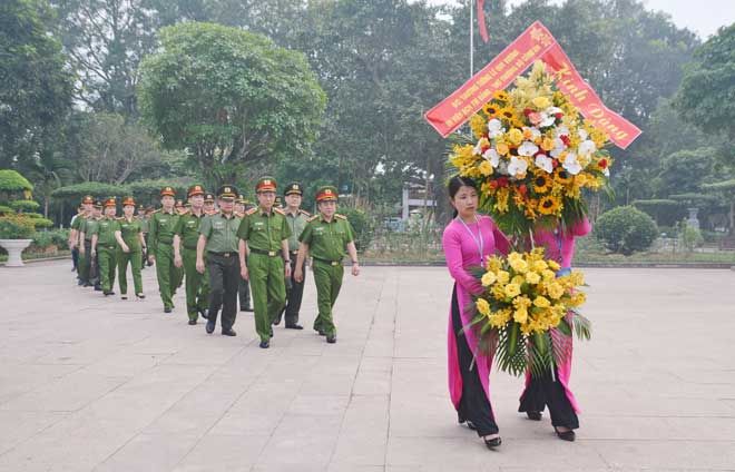 Thứ trưởng Lê Quý Vương cùng Đoàn công tác dâng hương tại khu di tích Kim Liên