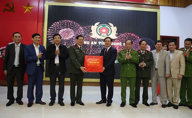 Phó Thủ tướng Vương Đình Huệ chúc Tết Công an tỉnh Nghệ An