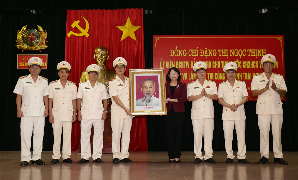 Phó Chủ tịch nước Đặng Thị Ngọc Thịnh thăm, chúc mừng Công an tỉnh Thái Nguyên và Trại giam Phú Sơn 4 nhân kỷ niệm 74 năm Ngày truyền thống CAND Việt Nam