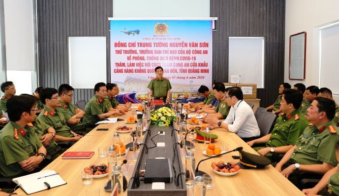 Thứ trưởng Nguyễn Văn Sơn đến thăm Trạm Công an cửa khẩu cảng hàng không quốc tế Vân Đồn