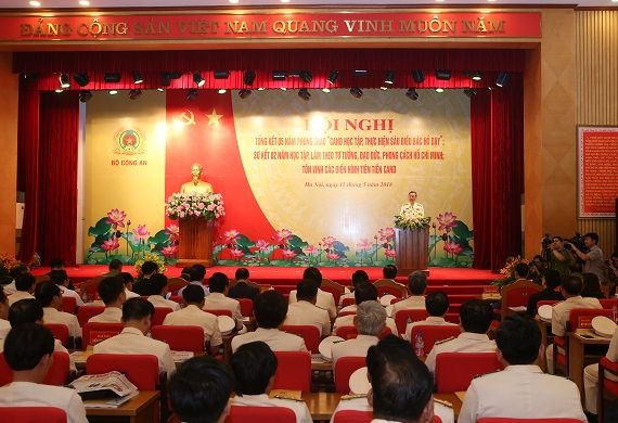 Thủ tướng Chính phủ Nguyễn Xuân Phúc dự Hội nghị tổng kết 5 năm phong trào "CAND học tập, thực hiện Sáu điều Bác Hồ dạy"