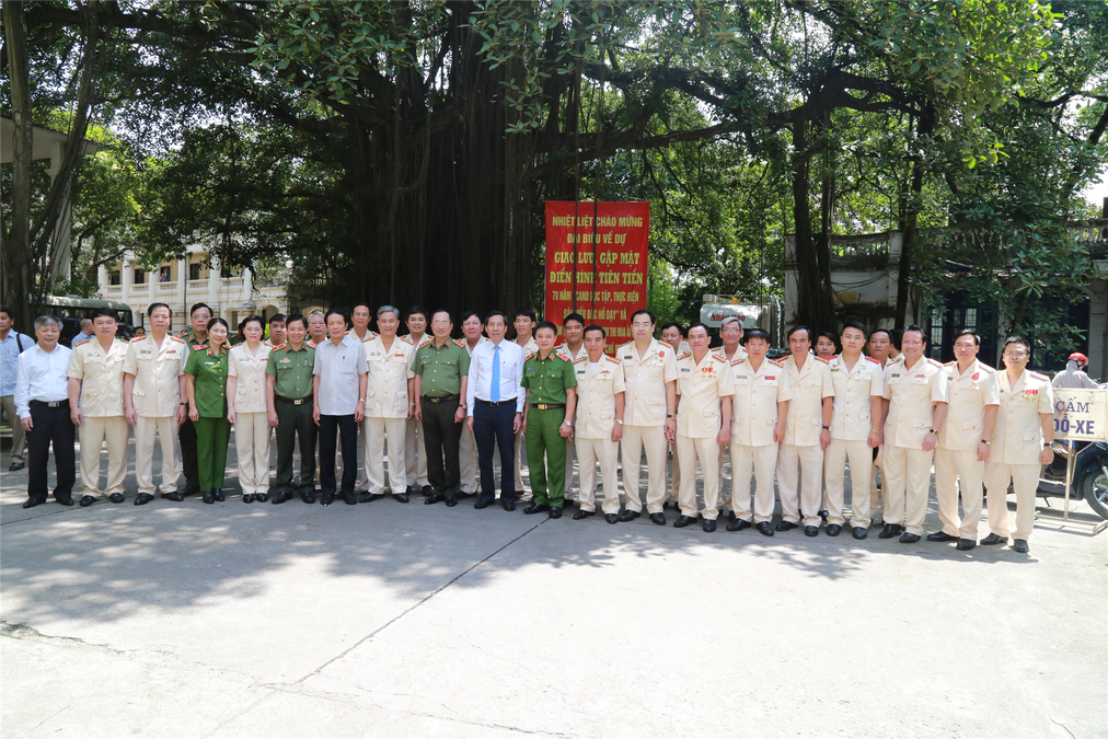 Gặp mặt điển hình tiên tiến nhân kỷ niệm 70 năm “Công an nhân dân học tập, thực hiện Sáu điều Bác Hồ dạy”