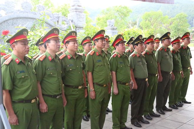 Coi trọng công tác xây dựng Đảng, xây dựng đơn vị, gắn bó với nhân dân