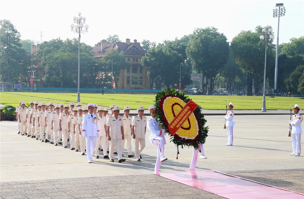 Đoàn đại biểu Đảng ủy Công an Trung ương, lãnh đạo Bộ Công an vào Lăng viếng Chủ tịch Hồ Chí Minh
