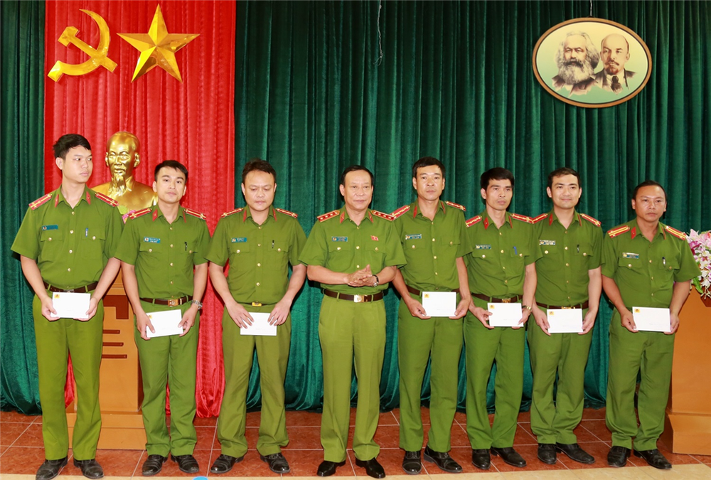 Lãnh đạo Bộ Công an thăm hỏi, động viên cán bộ, chiến sỹ bị thương khi làm nhiệm vụ