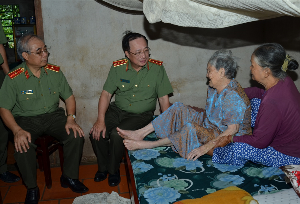 Lãnh đạo Bộ Công an thăm hỏi, tặng quà các gia đình thương binh - liệt sỹ tại tỉnh Bà Rịa - Vũng Tàu