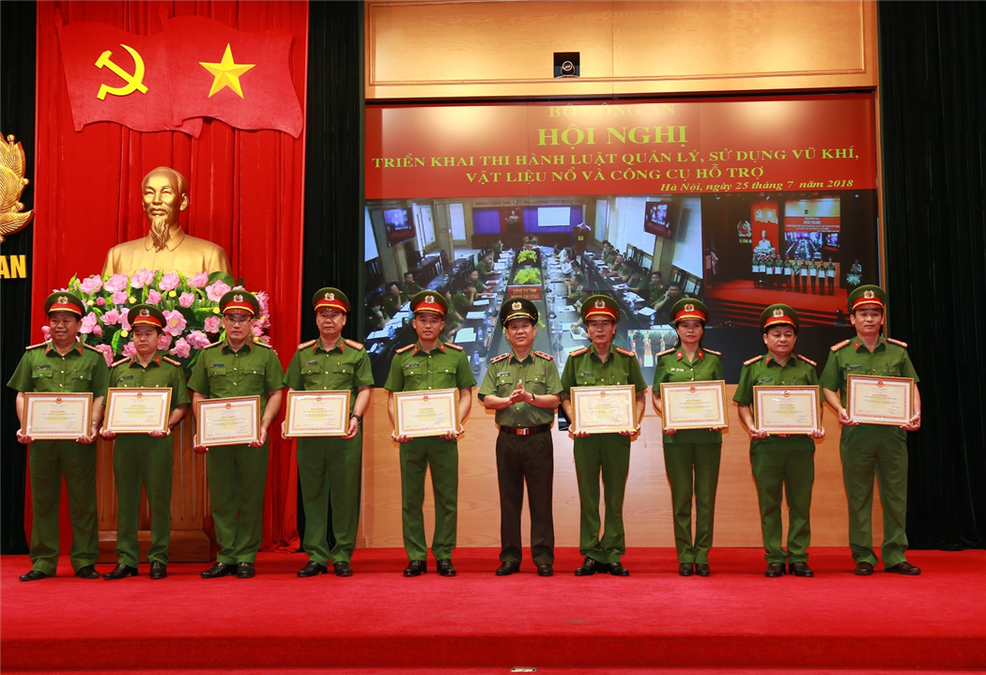 Tăng cường công tác quản lý, sử dụng vũ khí, vật liệu nổ và công cụ hỗ trợ