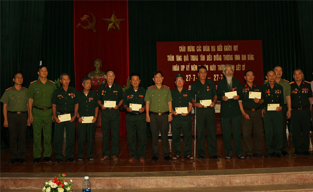 Thứ trưởng Nguyễn Văn Sơn thăm, tặng quà tại Trung tâm điều dưỡng thương binh Duy Tiên và Kim Bảng, tỉnh Hà Nam