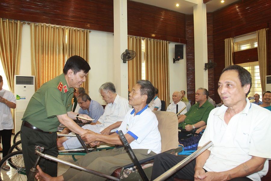 Bộ Công an thăm hỏi, tặng quà các thương bệnh binh tại Bắc Ninh