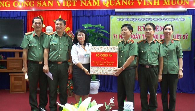 Thứ trưởng Nguyễn Văn Sơn thăm hỏi, tặng quà Trung tâm phụng dưỡng người có công cách mạng