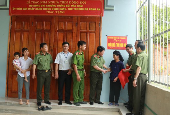 Thứ trưởng Bùi Văn Nam trao tặng nhà tình nghĩa tại Bắc Kạn