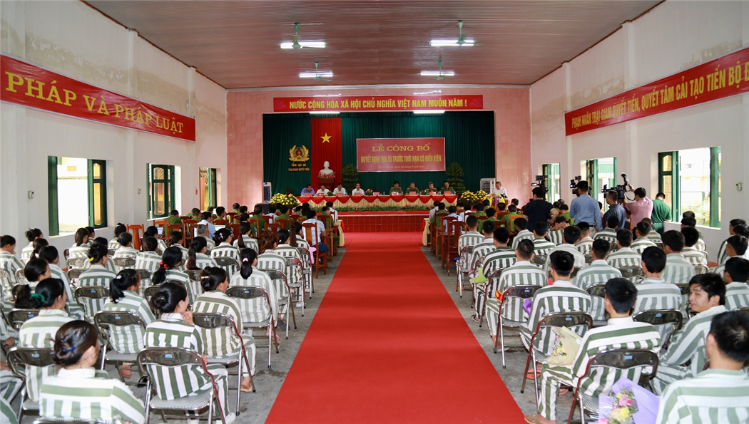 Phó Thủ tướng Thường trực Chính phủ Trương Hòa Bình dự công bố Quyết định tha tù trước thời hạn có điều kiện tại Trại giam Quyết Tiến