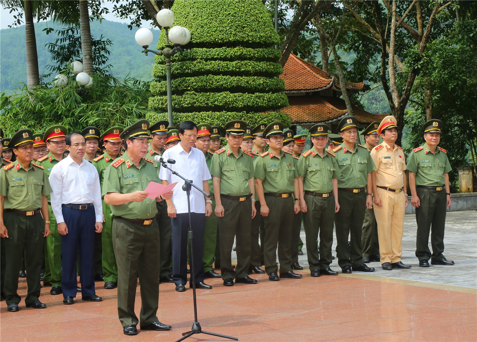 Đoàn đại biểu Bộ Công an báo công tại Khu di tích Nha Công an Trung ương