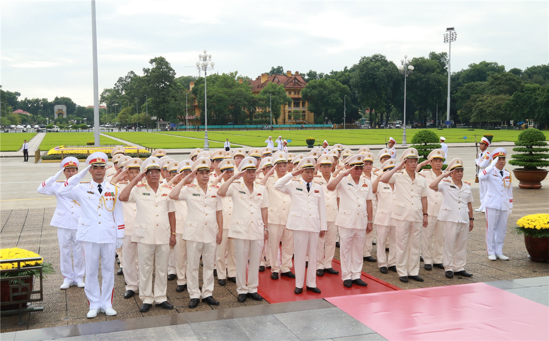 Đoàn đại biểu Đảng ủy Công an Trung ương, Bộ Công an vào Lăng viếng Chủ tịch Hồ Chí Minh và tưởng niệm các Anh hùng liệt sỹ