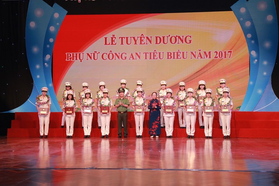 Tuyên dương 20 gương mặt đạt giải thưởng Phụ nữ Công an tiêu biểu năm 2017