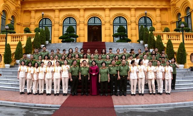 Quyền Chủ tịch nước Đặng Thị Ngọc Thịnh gặp mặt đại biểu Phụ nữ Công an tiêu biểu năm 2017