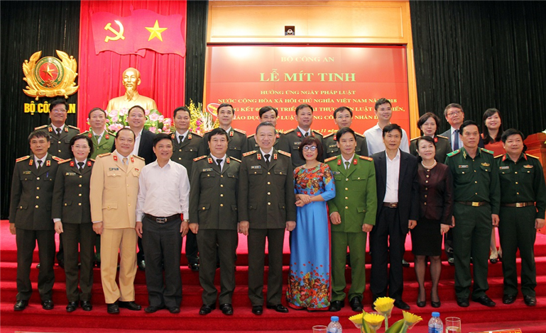 Mít tinh hưởng ứng Ngày Pháp luật nước Cộng hòa xã hội chủ nghĩa Việt Nam