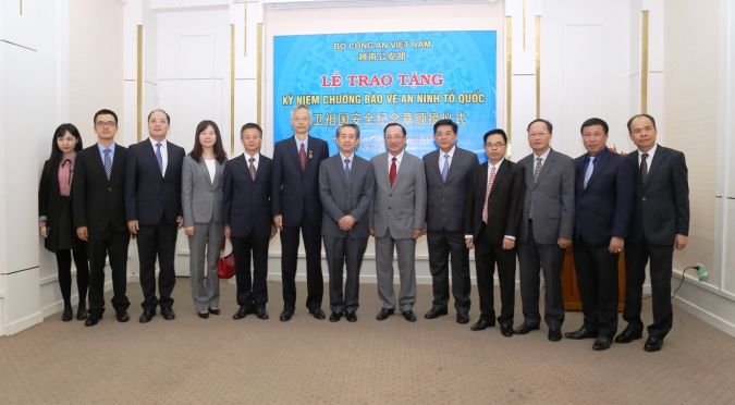 Bộ Công an trao Kỷ niệm chương tặng Trưởng Đại diện Bộ An ninh quốc gia Trung Quốc