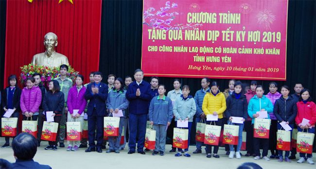 Bộ trưởng Tô Lâm trao quà Tết tặng công nhân lao động