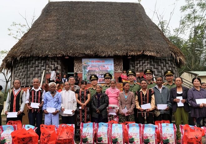 Mang quà Tết nghĩa tình đến với đồng bào Cơ Tu Đà Nẵng