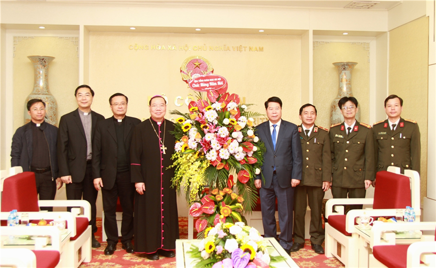 Thứ trưởng Bùi Văn Nam tiếp Đoàn Tòa Tổng Giám mục Hà Nội đến thăm và chúc Tết Bộ Công an