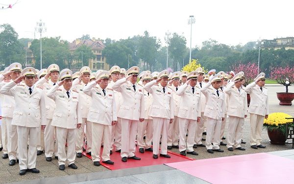 Đoàn đại biểu Đảng ủy Công an Trung ương vào Lăng viếng Chủ tịch Hồ Chí Minh nhân dịp 89 năm Ngày thành lập Đảng