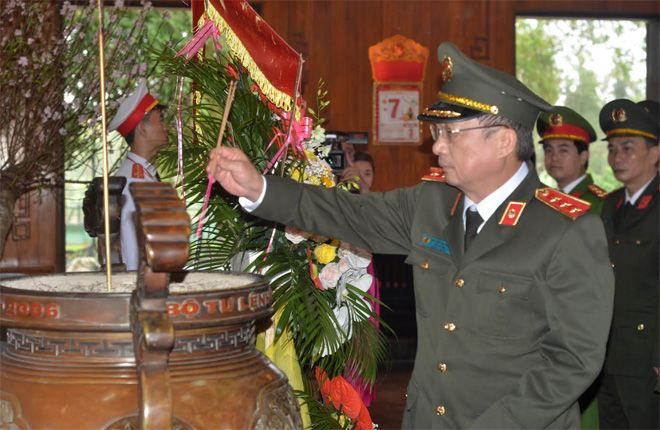 Thứ trưởng Nguyễn Văn Thành dâng hương tại Khu di tích quốc gia Kim Liên, Nghệ An