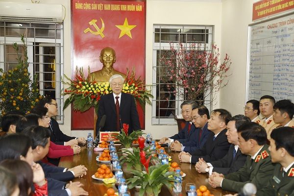 Tổng Bí thư, Chủ tịch nước Nguyễn Phú Trọng thăm, chúc Tết cán bộ, chiến sỹ Đội Cảnh sát Giao thông - Trật tự Công an quận Ba Đình