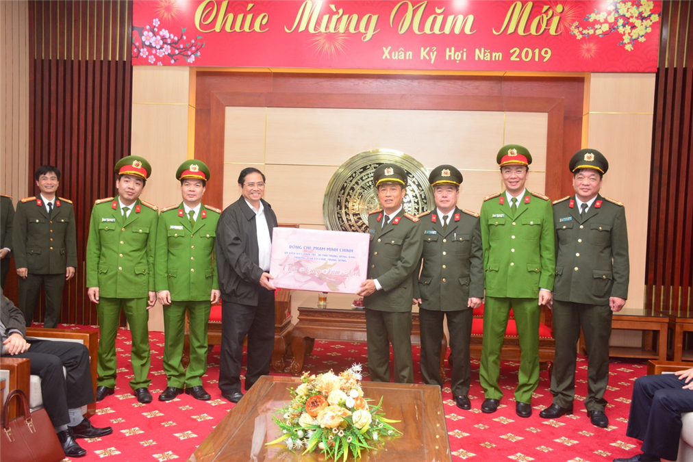 Đồng chí Phạm Minh Chính thăm, làm việc tại Công an tỉnh Tuyên Quang