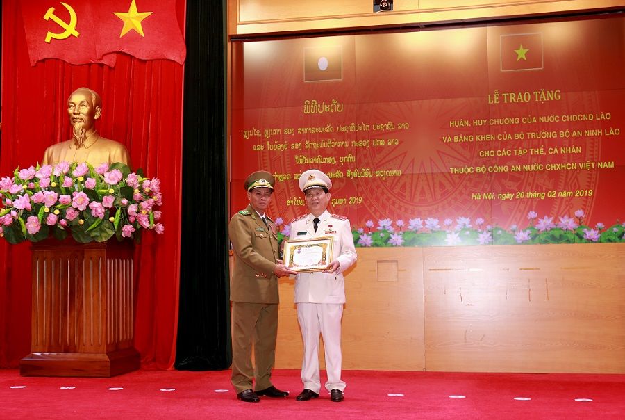 Trao phần thưởng cao quý của Nhà nước CHDCND Lào tặng các tập thể, cá nhân thuộc Bộ Công an Việt Nam