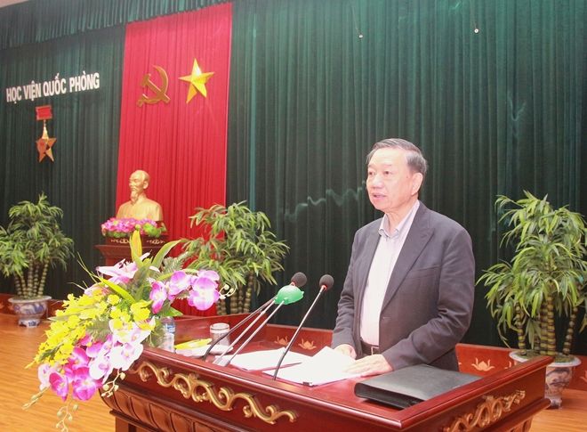 Bộ trưởng Tô Lâm giới thiệu chuyên đề tại Lớp Bồi dưỡng kiến thức quốc phòng, an ninh