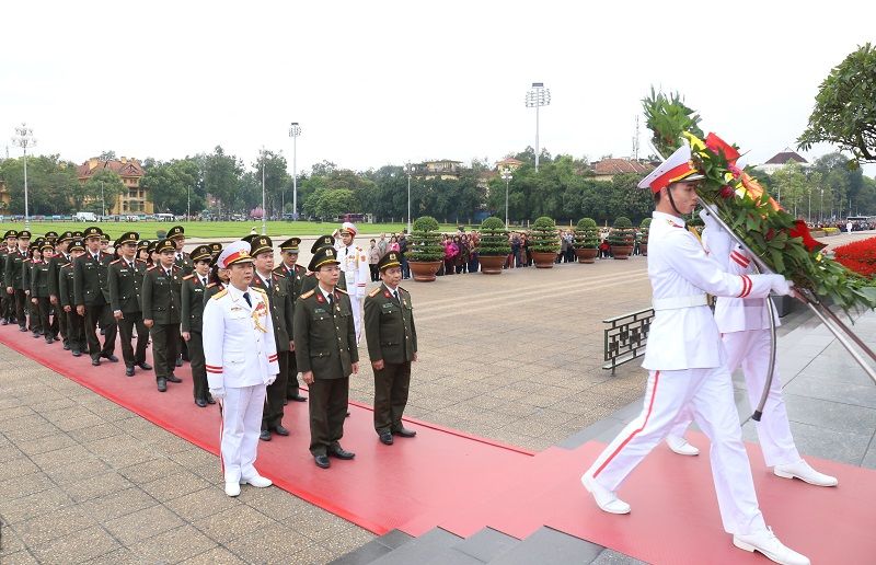 Đoàn đại biểu đoàn viên, thanh niên ưu tú, tiêu biểu Cục Công tác đảng và công tác chính trị Bộ Công an vào Lăng viếng Chủ tịch Hồ Chí Minh