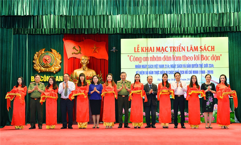 Khai mạc Triển lãm sách và phát động phong trào đọc sách trong Công an nhân dân