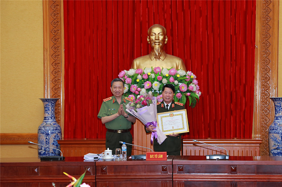 Thượng tướng Bùi Văn Nam, Thứ trưởng Bộ Công an đón nhận Huy hiệu 40 năm tuổi Đảng