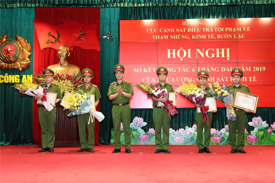 Đẩy mạnh đấu tranh với tội phạm tham nhũng, kinh tế, buôn lậu trong tình hình mới