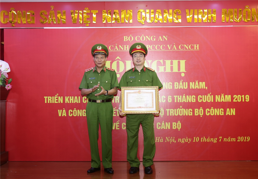 Huy động sức mạnh tổng hợp của cả hệ thống chính trị và toàn dân vào việc thực hiện nhiệm vụ phòng cháy, chữa cháy và cứu nạn, cứu hộ