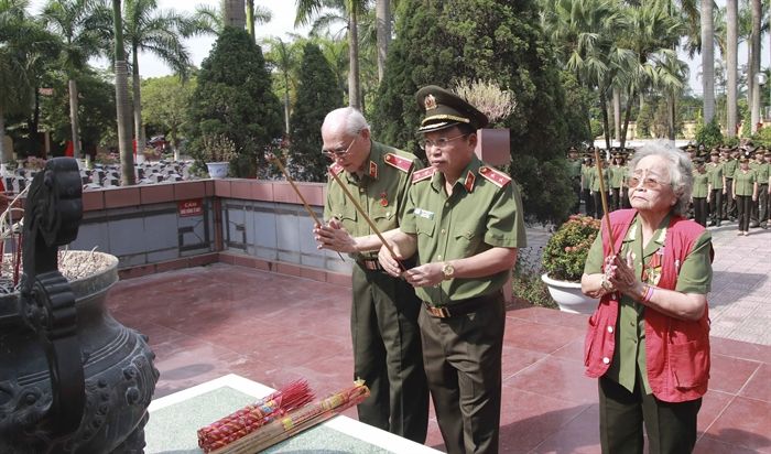 Cục Truyền thông Công an nhân dân dâng hương tưởng niệm các Anh hùng liệt sĩ